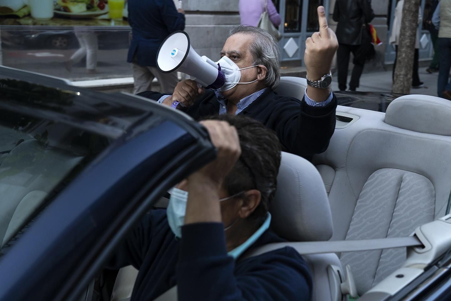 La protesta contra el Gobierno Pedro Sánchez en un descapotable por las calles de Santander se hizo viral en las redes sociales. | JOAQUÍN GÓMEZ SASTRE