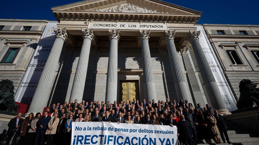 Diputados y senadores del PP se concentran a las puertas del Congreso para pedir la dimisión de Irene Montero y la rectificación de la ley del 'solo sí es sí'.