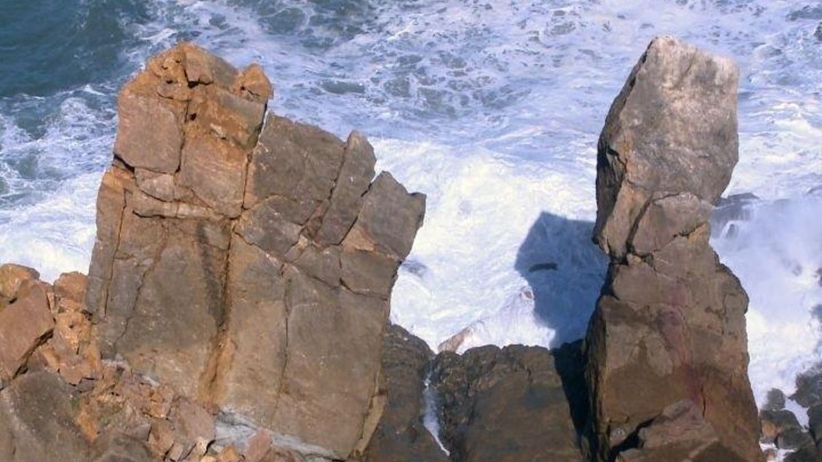 El temporal de olas derriba La Aguja de las Gaviotas, uno de los emblemas más significativos de la costa cántabra