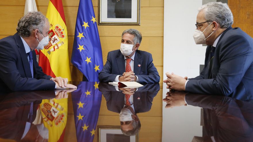 El presidente de Cantabria, Miguel Ángel Revilla, recibe al presidente del Consejo General de Colegios Oficiales de Médicos de España, Tomás Cobo.