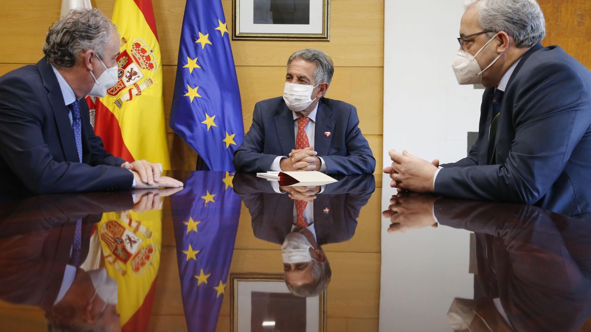 El presidente de Cantabria, Miguel Ángel Revilla, recibe al presidente del Consejo General de Colegios Oficiales de Médicos de España, Tomás Cobo.