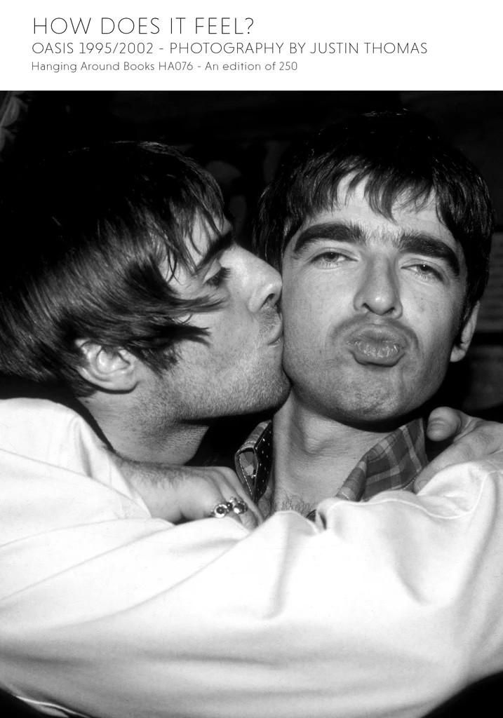 Portada del libro 'How Does It Feel? Oasis 1995/2002 - Photography by Justin Thomas' publicada por Hanging Around Books en 2024, de solo 250 ejemplares