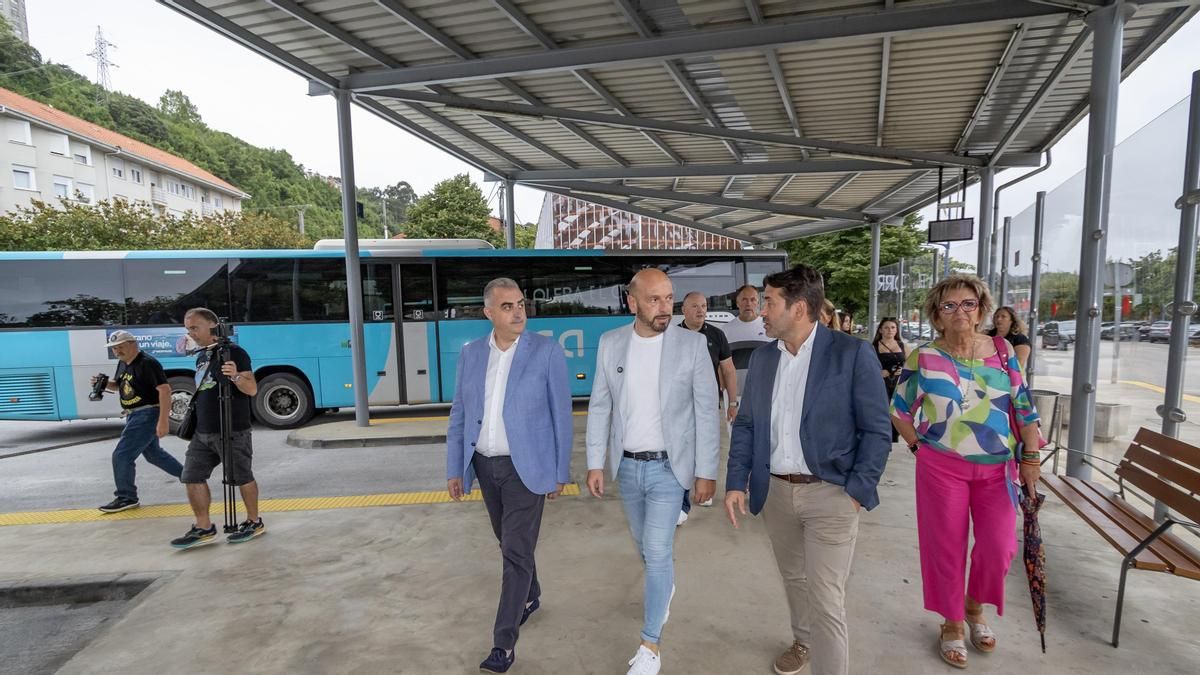 La inauguración de las obras de reforma de la estación de autobuses de Laredo.