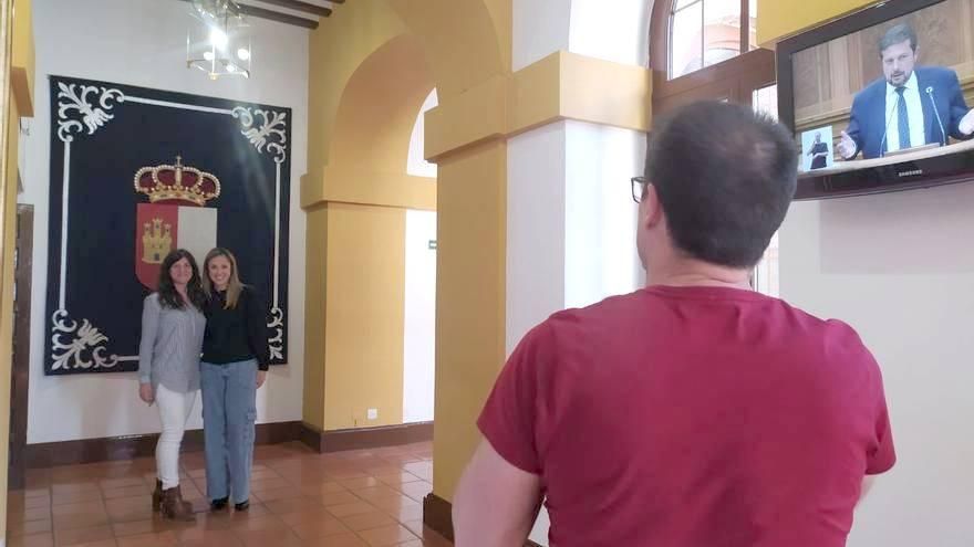 Juan Carlos, fotógrafo de Ciudadanos, retrata a Sara y Myriam, del PSOE y Ciudadanos