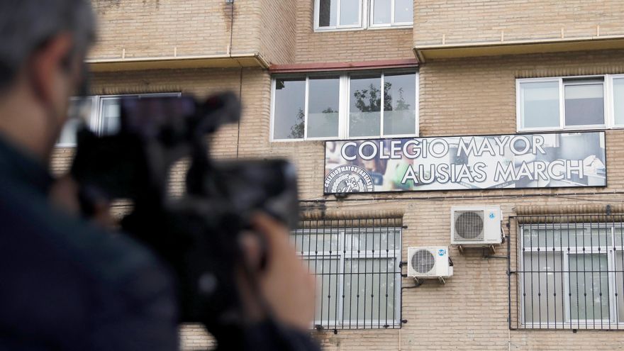 Un reportero toma imágenes del colegio mayor Ausiàs March de València este jueves. EFE/Ana Escobar