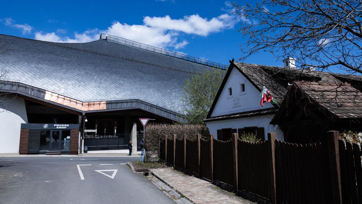 La casa en la que se crio Viktor Orbán frente al estadio de fútbol que mandó construir para el equipo que él mismo fundó.