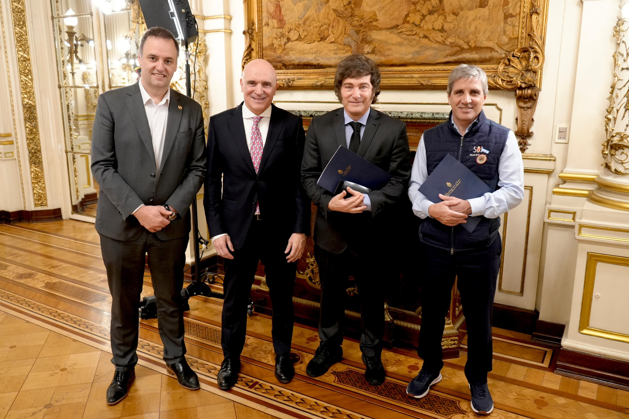 Milei junto a su vocero, Manuel Adorni; José Luis Espert y el ministro de Economía Luis "Toto" Caputo.