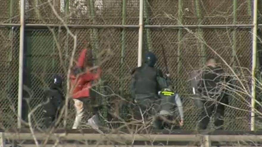 Agentes policiales propinan una brutal paliza a un joven migrante cuando se descolgaba de la valla de Melilla