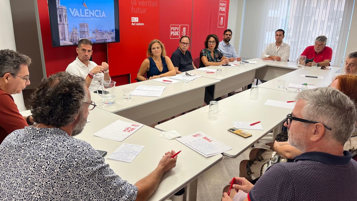 Bernabé se reúne con representantes de Escola Valenciana, Unió Gremial, Unió de Persones Consumidores, Intersindical, UGT, CCOO y ACICOM.