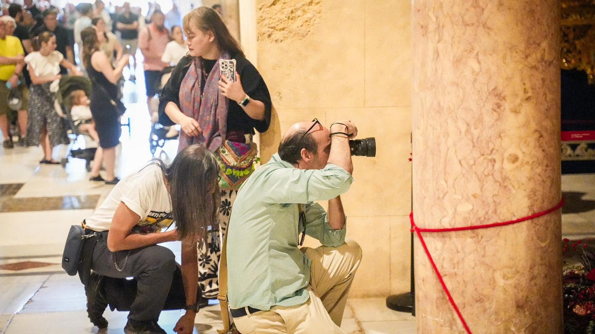 Turistas visitan la Mezquita-Catedral, donde se exponen los pasos que participaron en el Vía Crucis Magno.