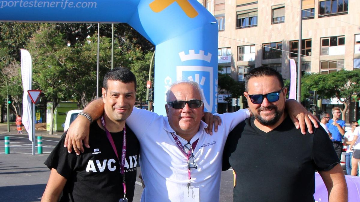 Javi Quintero, de blanco en el centro de la imagen, antes de la salida de una etapa de la Vuelta Ciclista a Tenerife.