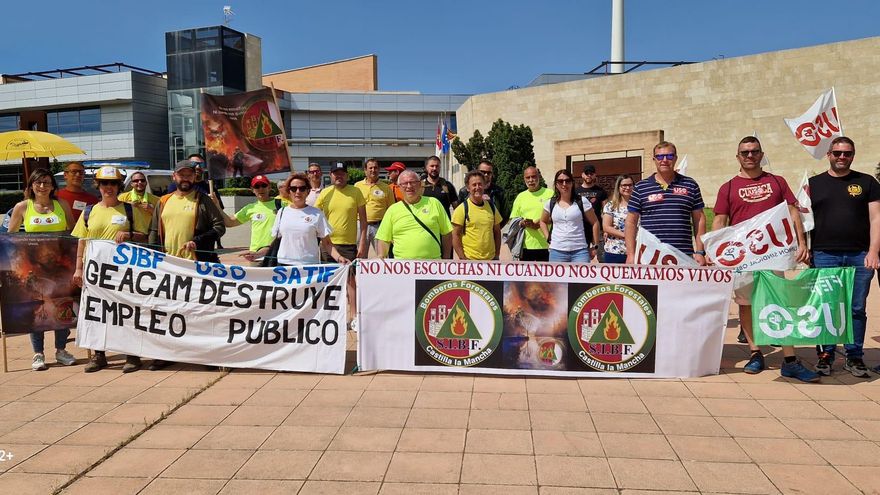 Concentración de sindicatos a las puertas de la Consejería de Desarrollo Sostenible