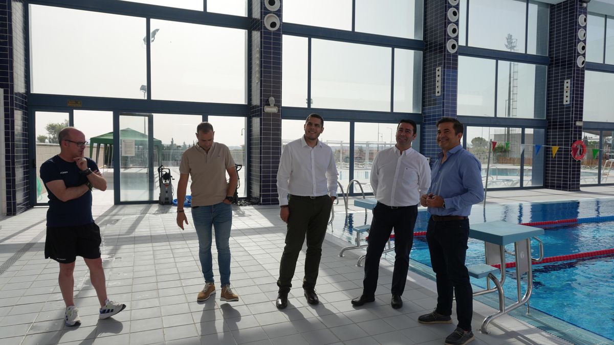 El Ayuntamiento de Las Torres de Cotillas incrementa las zonas de sombra de la piscina exterior del Centro Deportivo Municipal