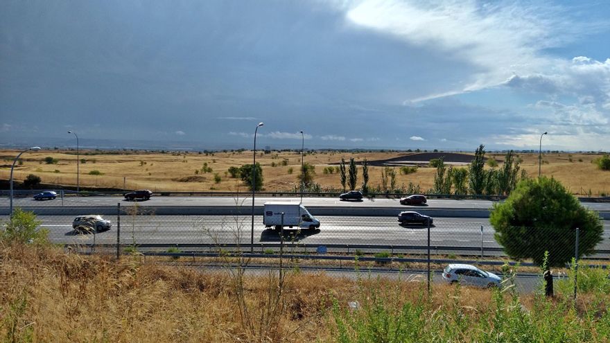 Lugar en el que una pasarela uniría los terrenos de la villa olímpica (al fondo) con el estadio