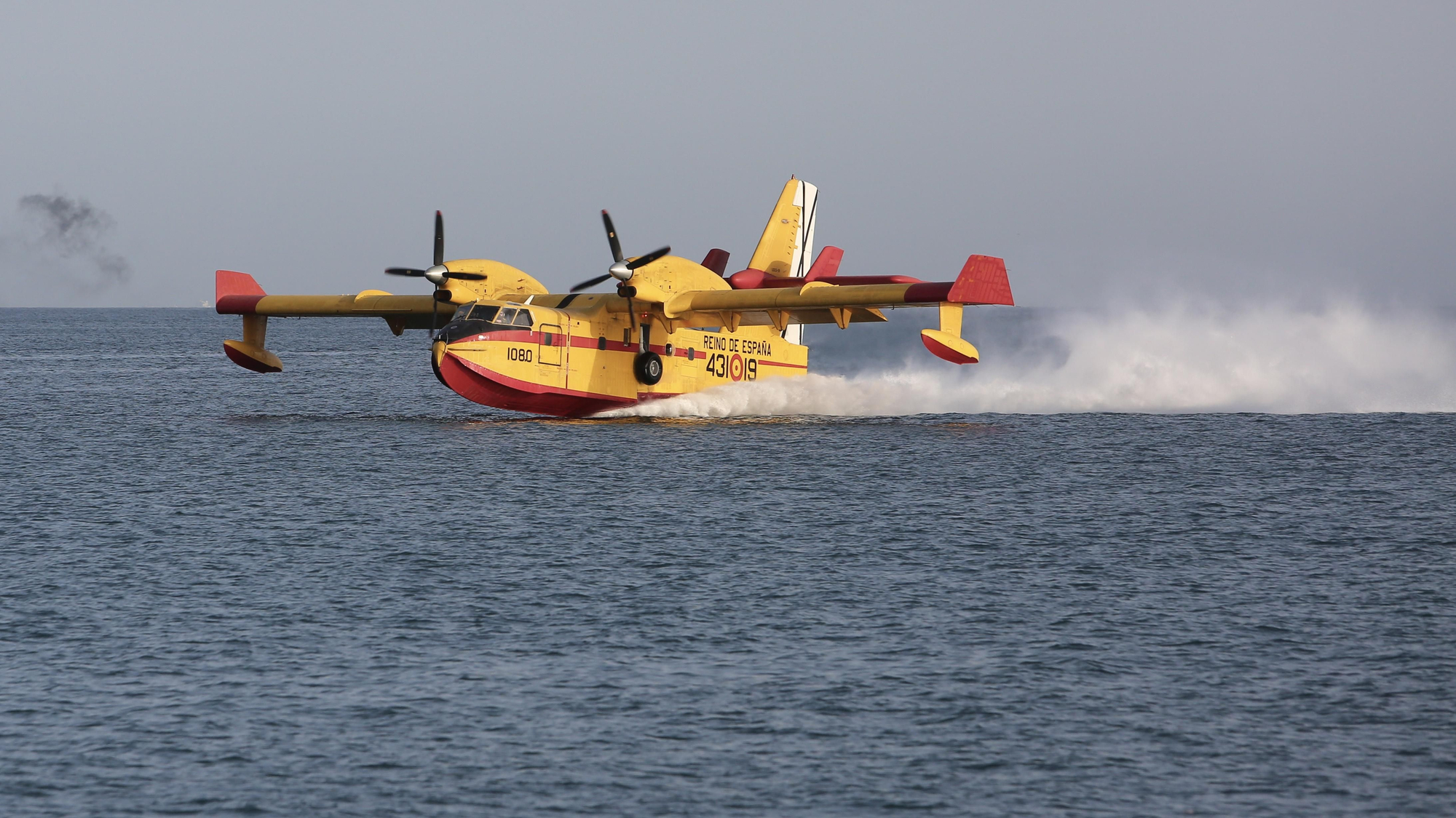 Hidroavión cargando en Las Palmas de Gran Canaria.