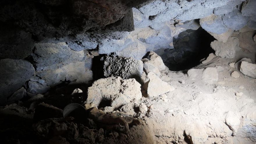 Interior del tubo volcánico en La Degollada, Yaiza