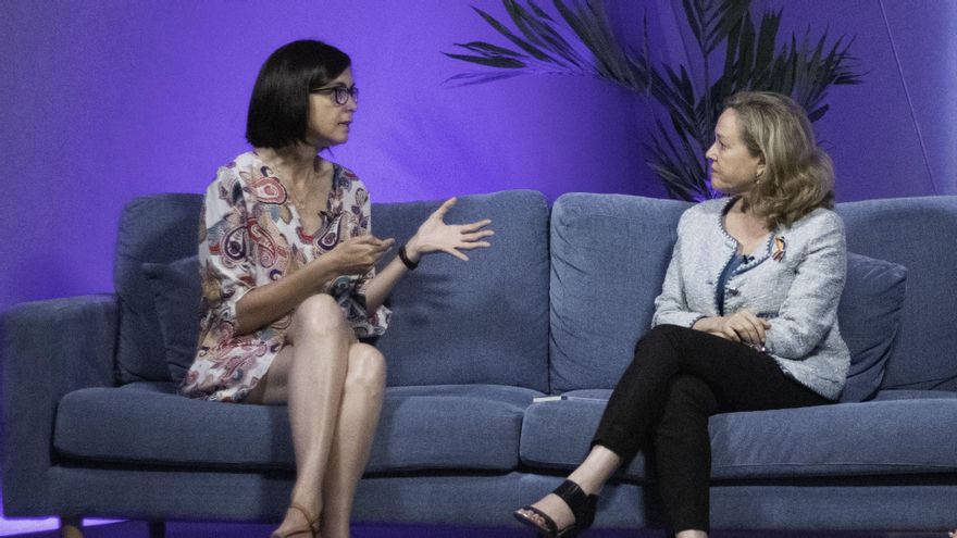 La escritora Inés Martín Rodrigo y la vicepresidenta económica, Nadia Calviño.