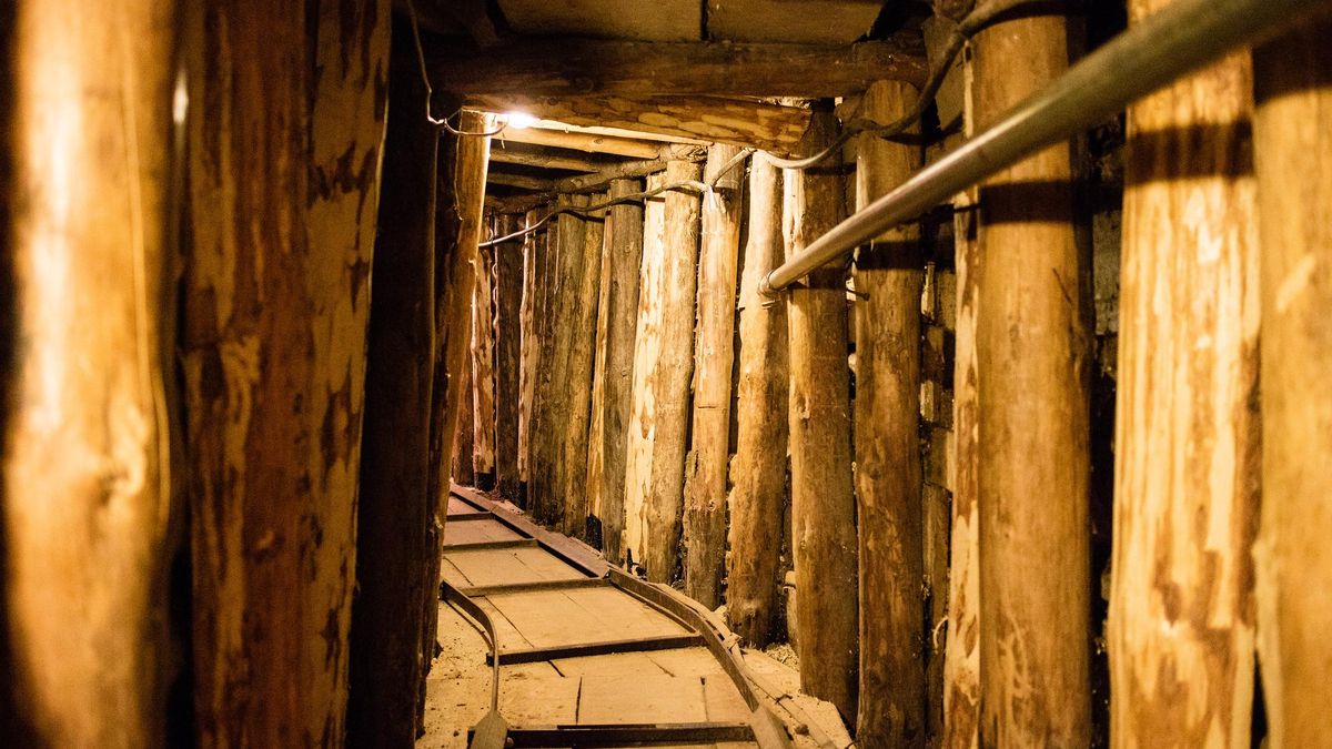 Pilones de madera en el Túnel de la Esperanza. Este pasadizo se convirtió en el único nexo de Sarajevo con el exterior durante el sitio de la Guerra de Yugoslavia.
