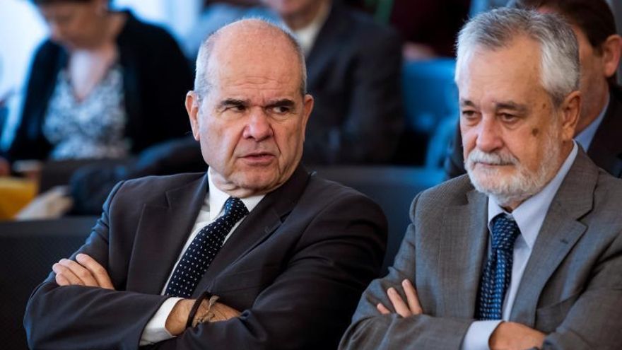 Los expresidentes socialistas Manuel Chaves (i) y José Antonio Griñán (d), hoy en la sala de la Audiencia de Sevilla en el juicio.