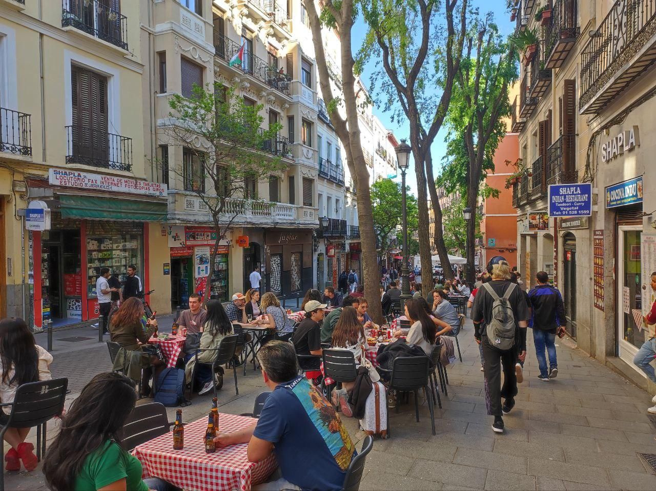 Terrazas de un restaurante de Lavapiés llenas durante el apagón