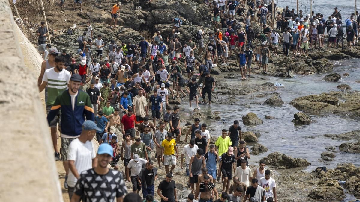 Bulos, desinformación y contexto sobre la entrada de personas migrantes a Ceuta la semana pasada