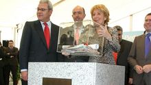 Esperanza Aguirre y Manuel Lamela colocan la primera piedra del hospital de Valdemoro.