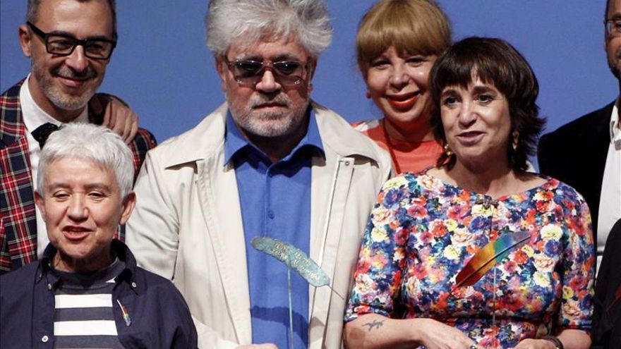 Pedro Almodóvar y Rosa Montero reciben el Premio Pluma de la FELGTB