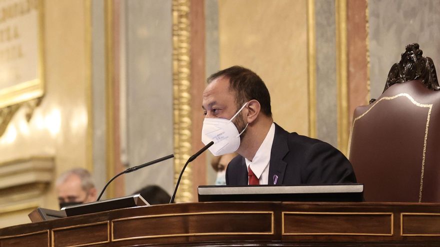 El diputado de Vox, Víctor Manuel Sánchez del Real (i), discrepa con el vicepresidente primero del Congreso de los Diputados por el PSOE, Alfonso Rodríguez Gómez de Celis, al intervenir con una caja donde se encuentran los anexos de los Presupuestos, en una sesión plenaria en el Congreso de los Diputados, a 25 de noviembre de 2021, en Madrid, (España).