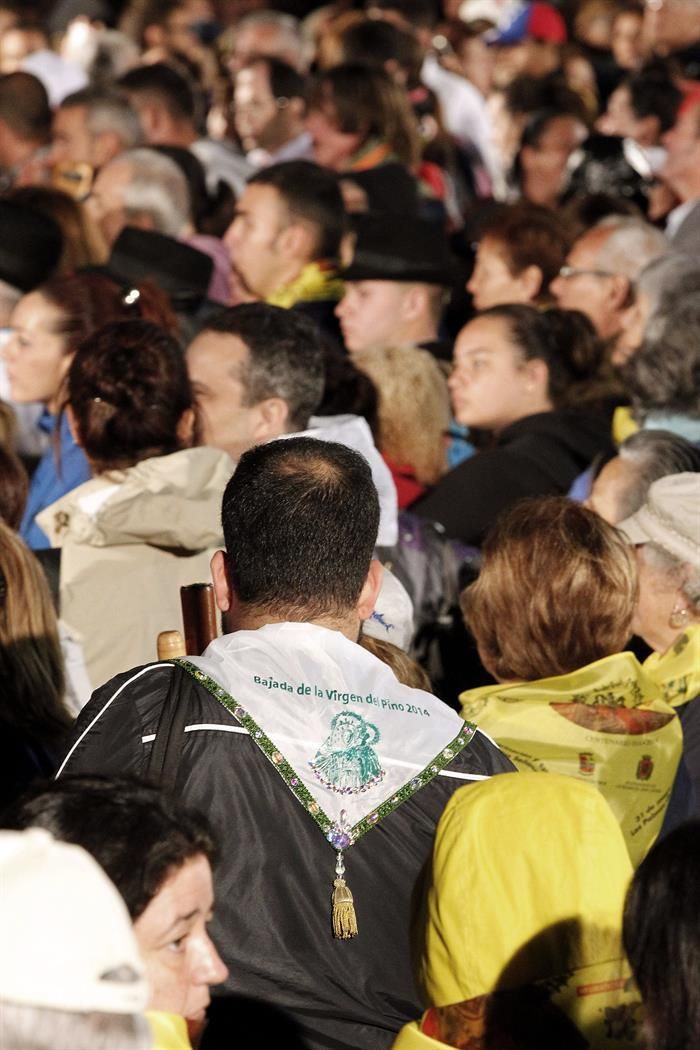 Un joven porta un pañuelo conmemorativo de la salida de la Virgen del Pino, que salió de su Basílica en Teror para encaminarse a Las Palmas de Gran Canaria, en la 51 "bajada" que realiza, un acontecimiento religioso que no se producía desde hace 14 años y que ha reunido a miles de personas en la villa mariana para acompañar a la imagen durante el trayecto. EFE/Elvira Urquijo A.