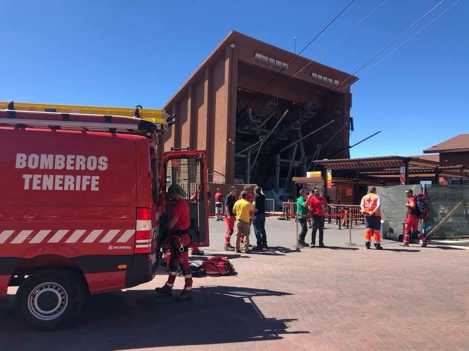 Personal de Bomberos de Tenerife en la plataforma base de las instalaciones de la empresa Teleférico del Teide