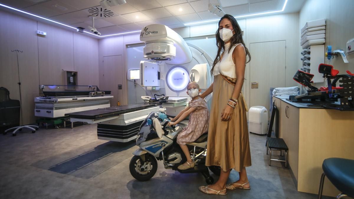 Sofía con su moto y su madre, accediendo a la sala de Radioterapia