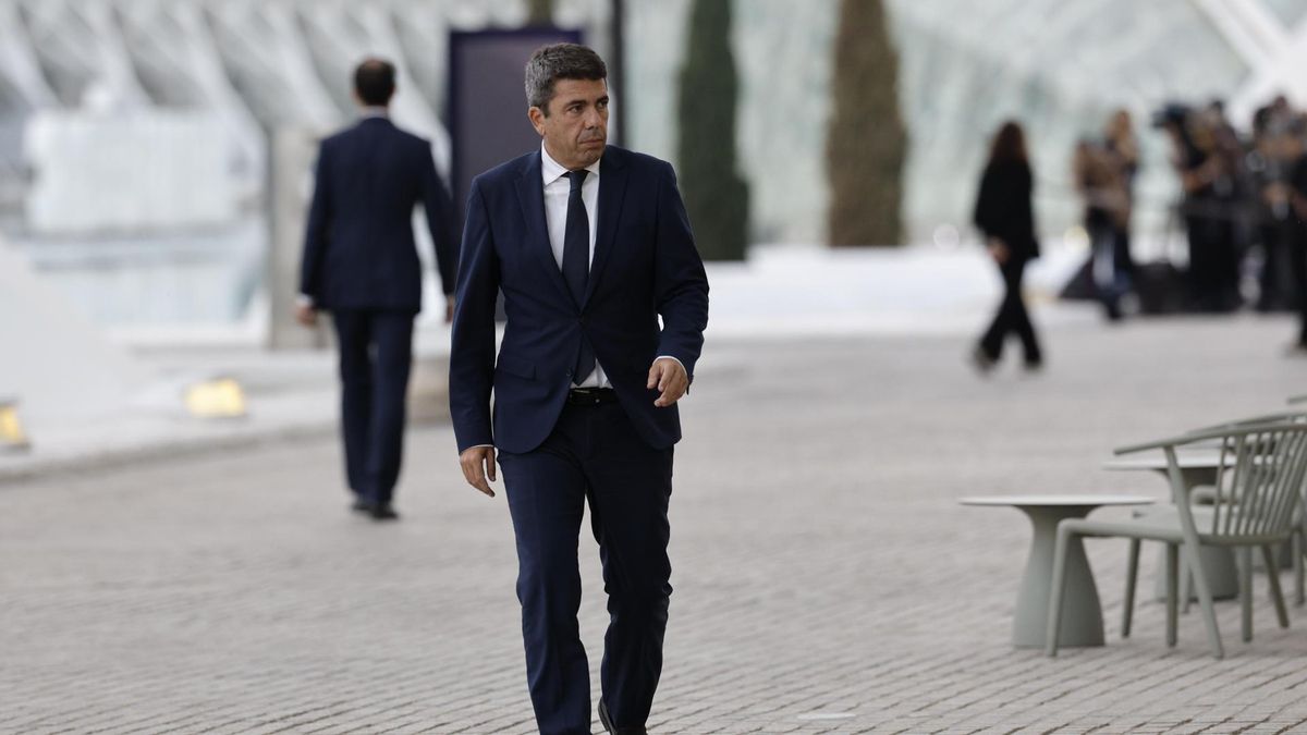 Las víctimas de la dana reciben a Mazón con gritos de "cobarde" y "asesino" al comienzo del funeral de Estado