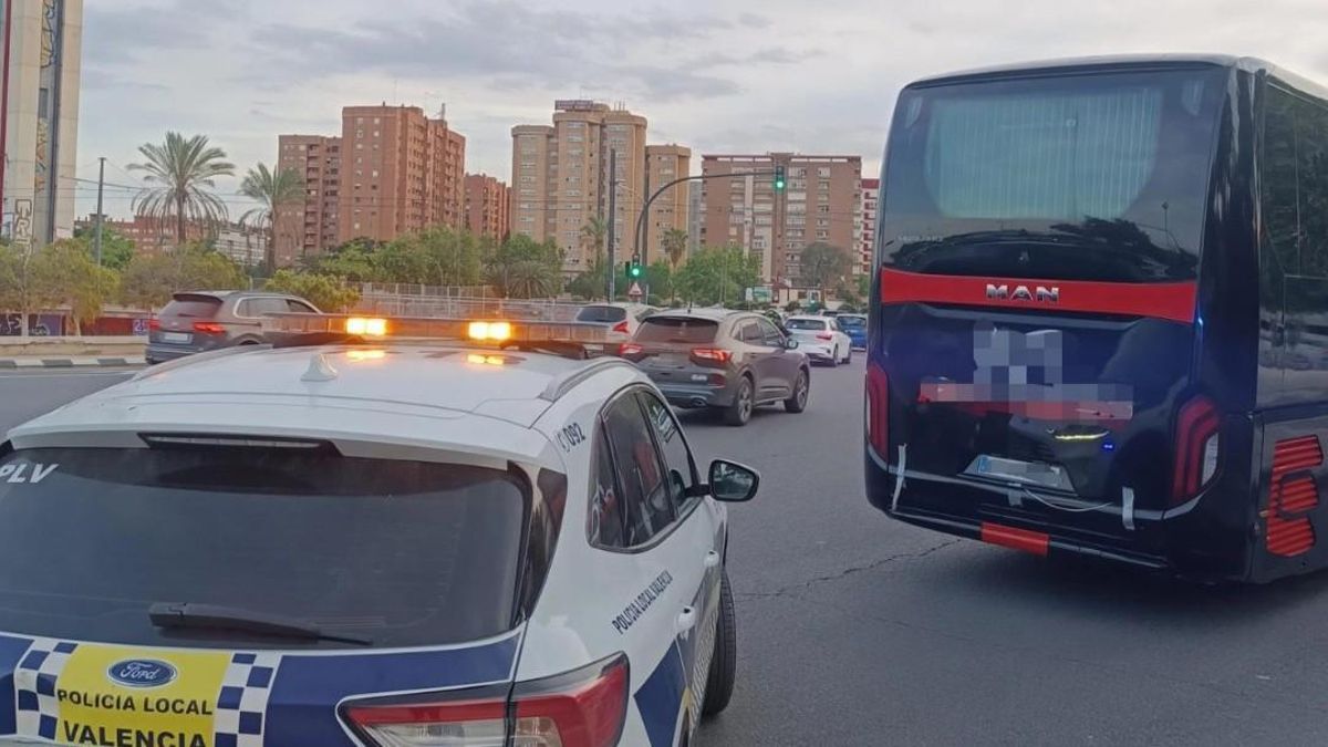La Policía Local intercepta en València un autobús de turistas cuyo conductor dio positivo en cocaína