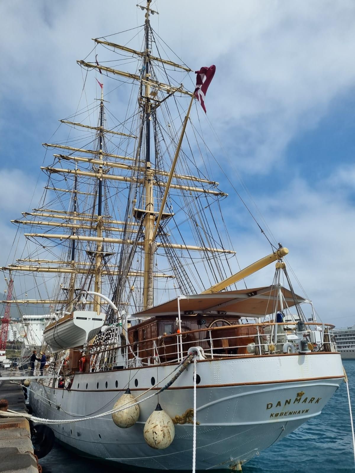 El Danmark, el histórico buque escuela de tres mástiles de la marina mercante danesa,  en el puerto de Santa Cruz de La Palma.