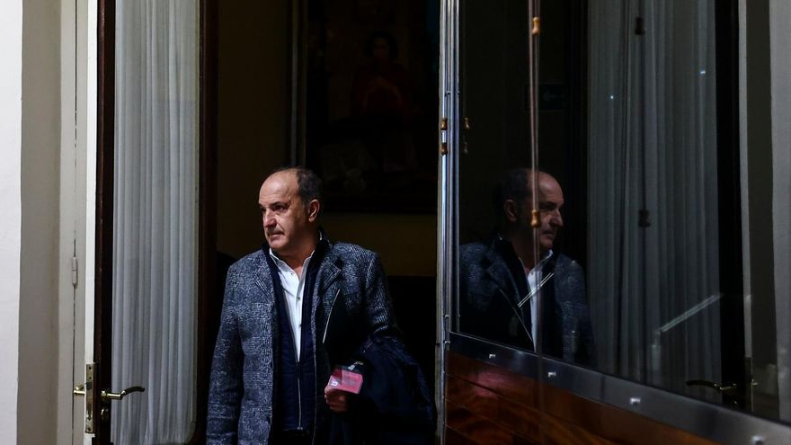 El empresario minero 'Chus Mirantes' elude responder ante la comisión que investiga el accidente mortal en Zarréu