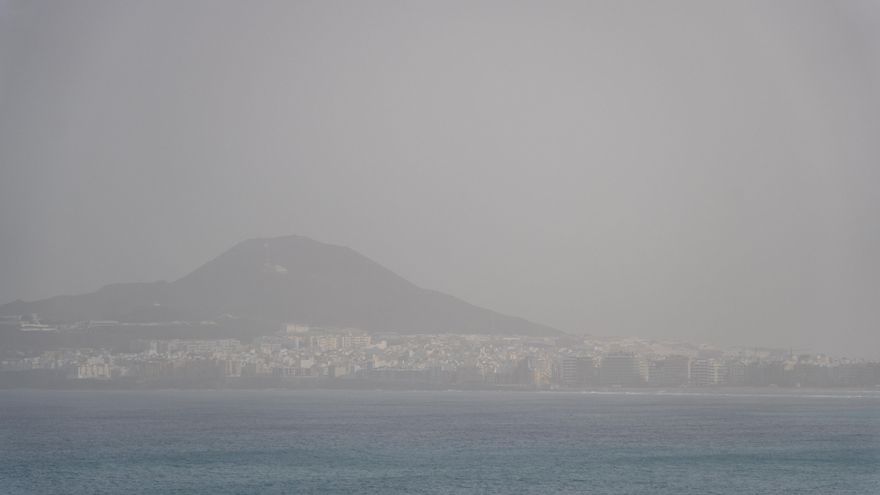 Las Palmas de Gran Canaria 'desaparece' entre una intensa calima
