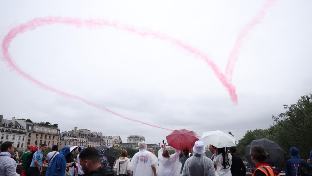 Vista general de un corazón creado durante una exhibición aérea durante la ceremonia de inauguración