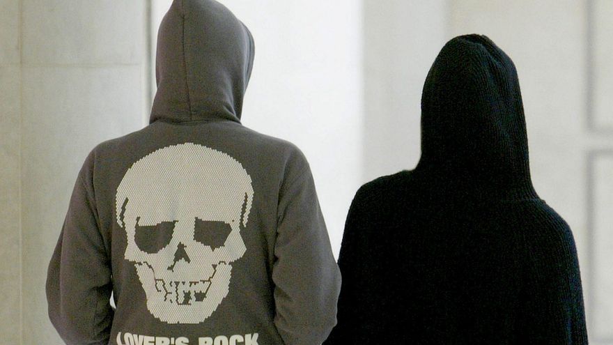 Un ejército adolescente en deportivas blancas y chándal negro