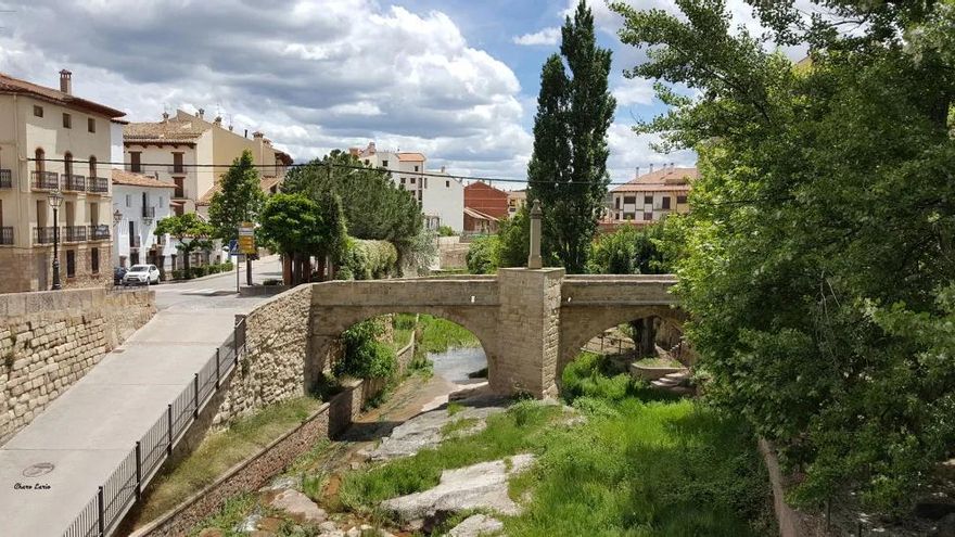 El pueblo medieval de Aragón declarado conjunto histórico que está a 1.035 metros de altitud atravesado por un río