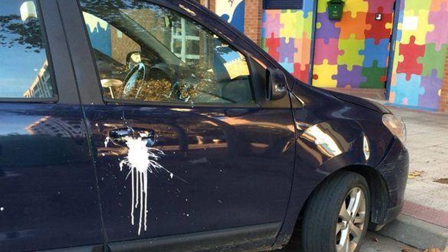 Vandalismo en el barrio de Cascajos: ruedas pinchadas y botes de pintura