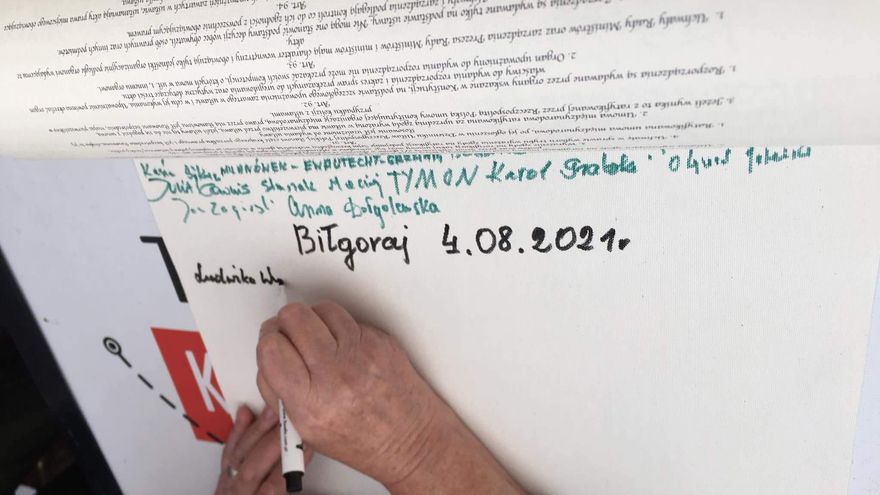 Una asistente al Tour de Konstytucja firma la Constitución polaca en Biłgoraj.