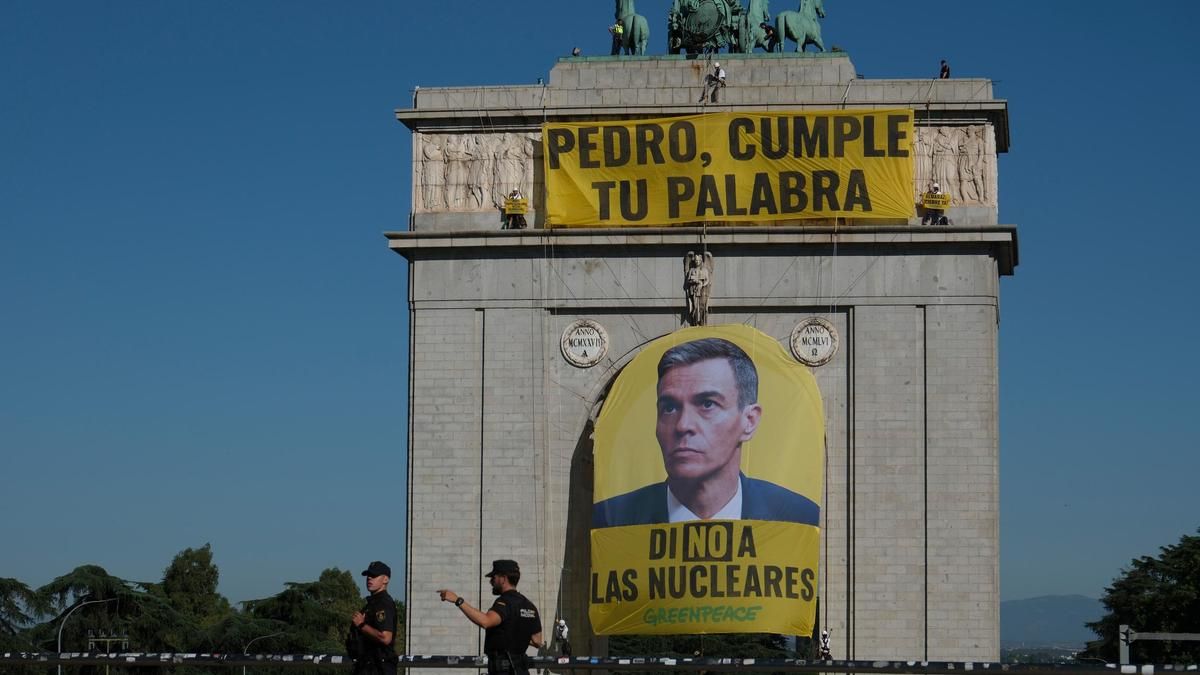 Greenpeace despliega una pancarta gigante en el arco de Moncloa para exigir a Sánchez el cierre de la nuclear de Almaraz: "Pedro, cumple tu palabra"