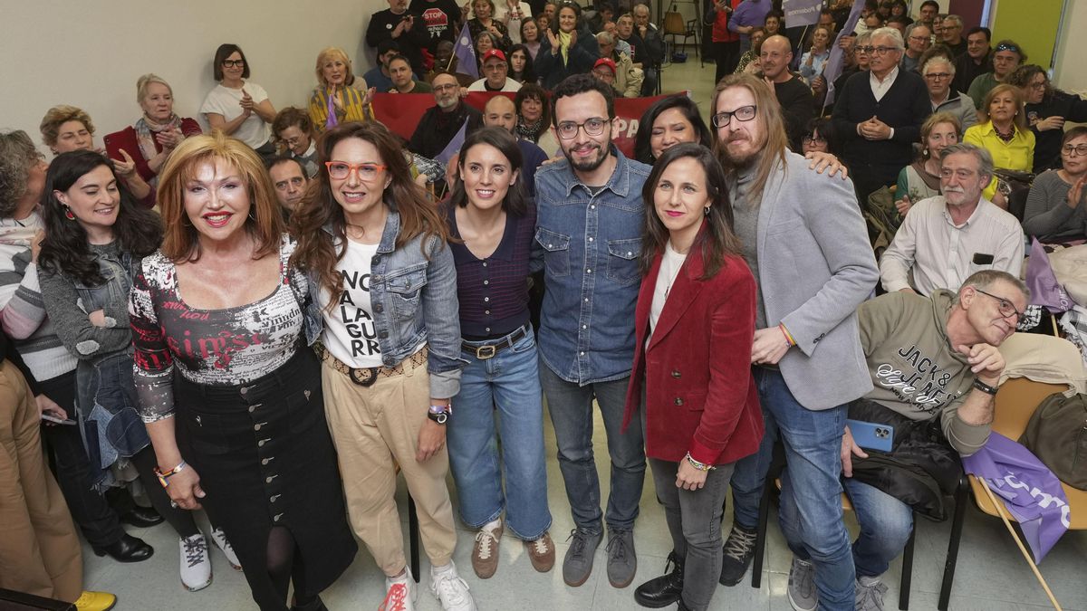 Ione Belarra (2d), secretaria general y diputada de Podemos, Irene Montero (c), secretaria política de Podemos y eurodiputada; Pablo Fernández (d), secretario de organización y portavoz de Podemos, y Miguel Ángel Llamas (3d), candidato de Podemos-Alianza Verde a la Presidencia de la Junta de Castilla y León, participan en el acto de fin campaña electoral en Valladolid este viernes.-EFE/ R. García