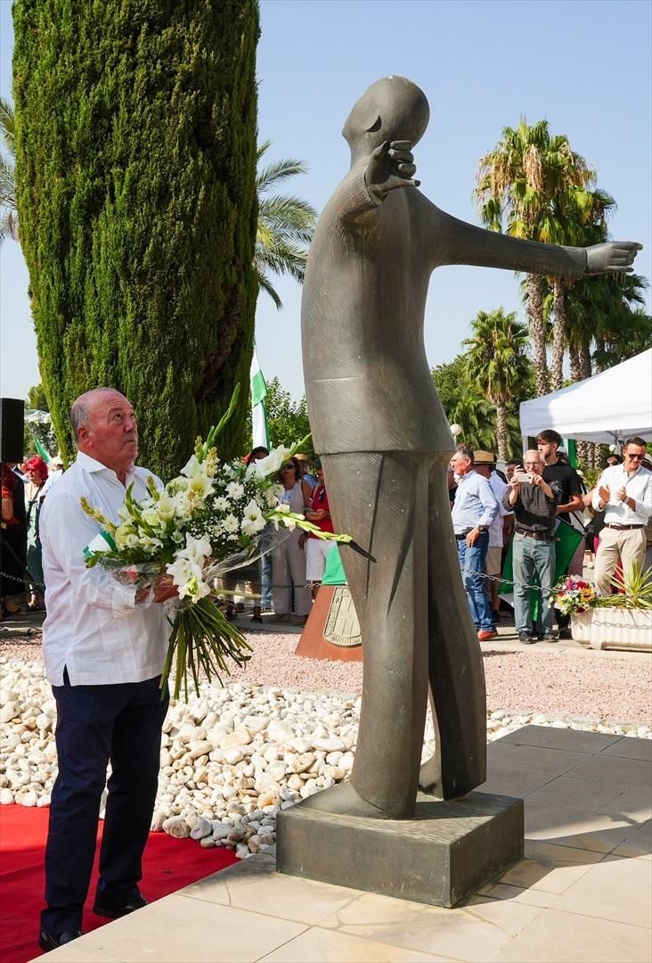 Javier Delmás, nieto de Blas Infante y presidente de la fundación con su nombre, hace una ofrenda floral.