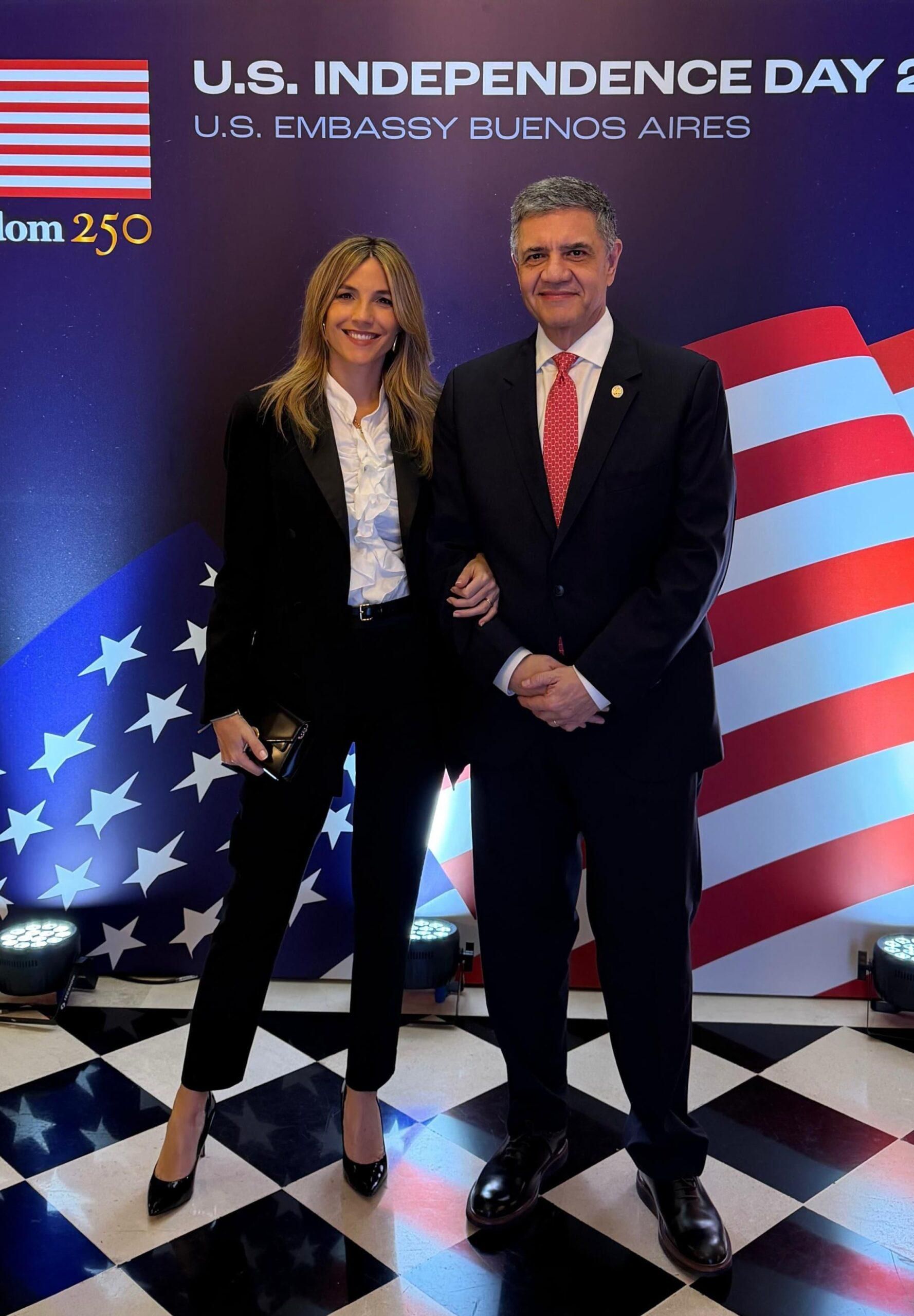 Invitados por el embajador Peter Lamelas, el jefe de Gobierno de la Ciudad, Jorge Macri, y su esposa, la periodista, María Belén Ludueña, estuvieron presentes este martes en la celebración del 250° Aniversario de la Independencia de los Estados Unidos de América, en el Palacio Bosch.