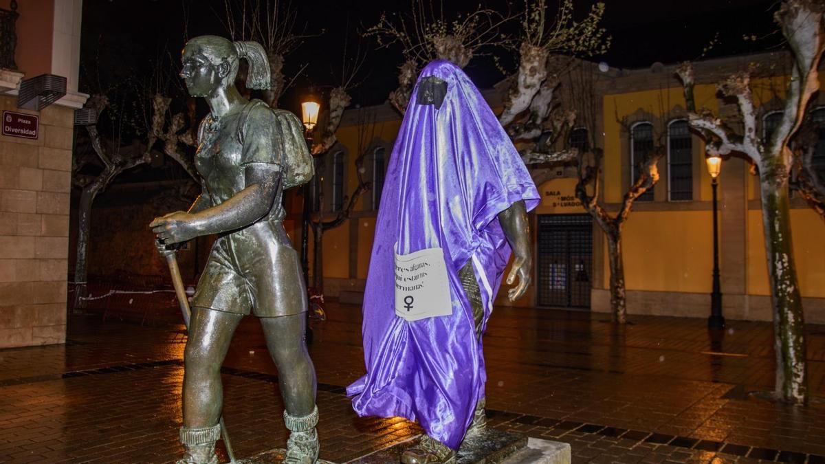 Las estatuas masculinas de Logroño amanecen con burka en solidaridad con las mujeres afganas