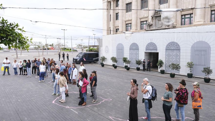 Una protesta frente al Cabildo de Tenerife simula cómo el "actual modelo turístico" expulsa a la población local de Canarias