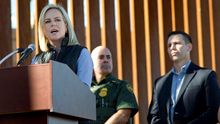La secretaria de Seguridad Nacional, Kirstjen Nielsen, en la frontera con México.