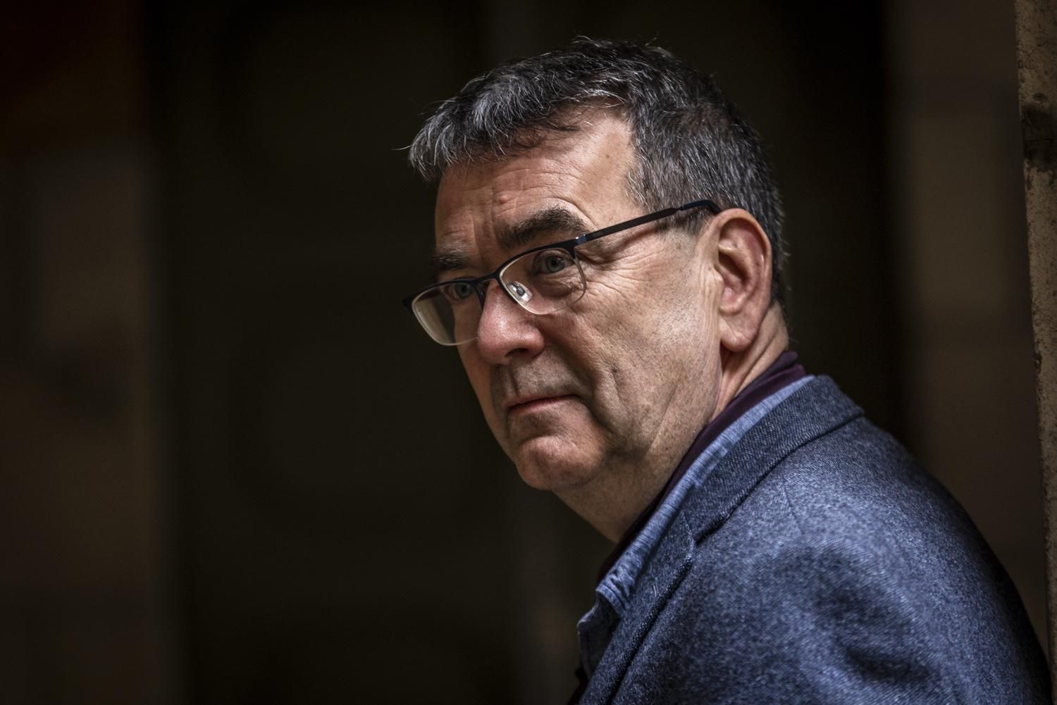 Mick Herron, premio Pepe Carvalho 2026, durante la entrevista en Barcelona con elDiario.es.