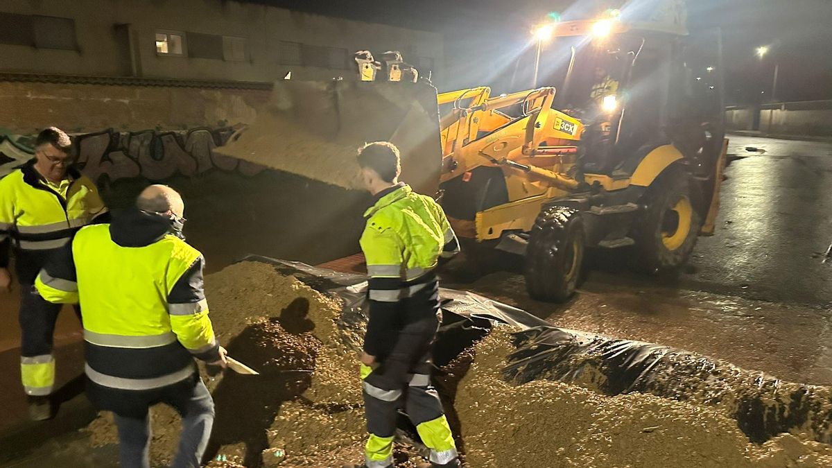 Operarios levantan diques en Malagón (Ciudad Real)